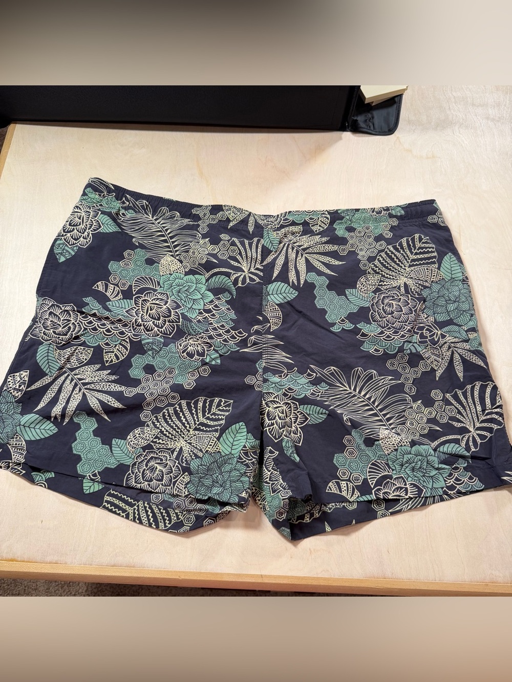 Men’s Tommy Bahama Swim Trunks Navy Floral Print Size Large (vintage print)